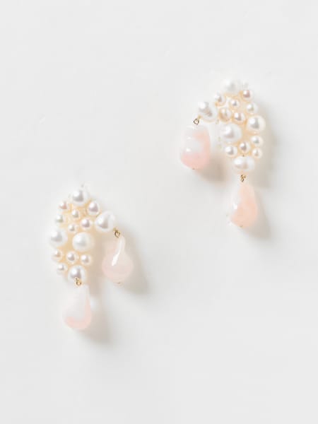 Completedworks: Orecchini Pearl Drop Completedworks in argento 925 con perle e bio resina