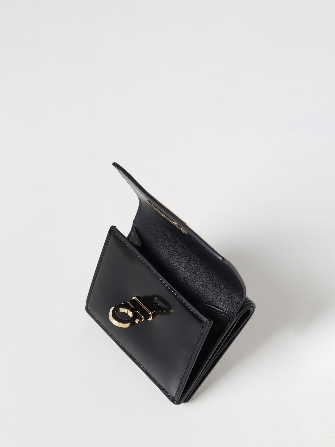 Ferragamo wallet outlet womens