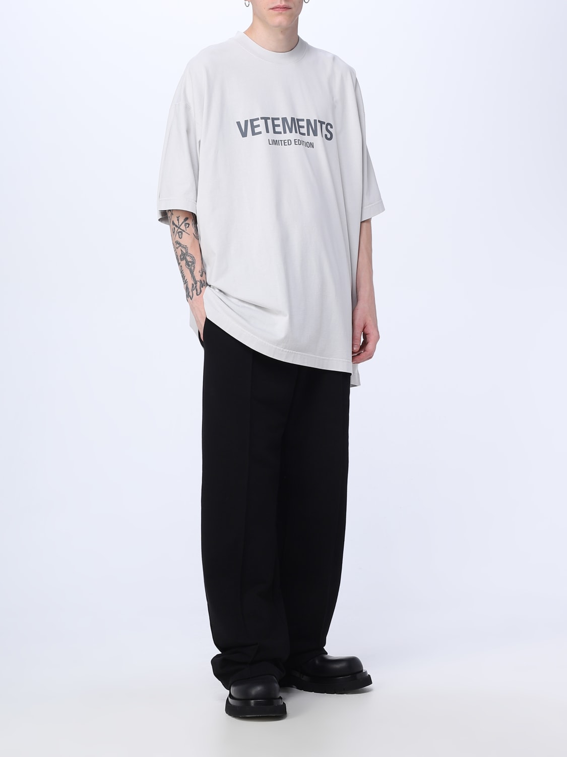 VETEMENTS：Tシャツ メンズ - グレー | GIGLIO.COMオンラインの ...