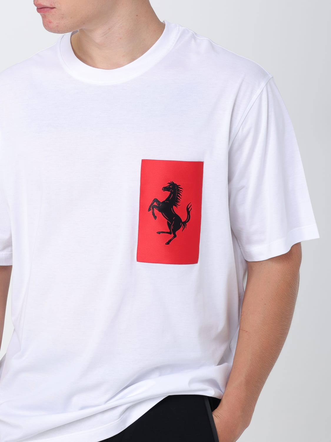 FERRARI: Camiseta para hombre, Blanco  Camiseta Ferrari 47824 en línea en