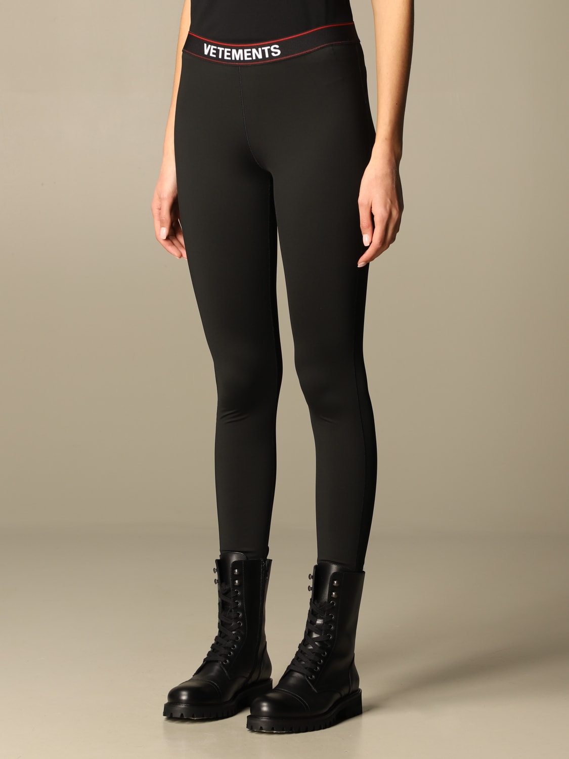 VTMNTS: Vetements stretch leggings with logo - Black  VTMNTS pantalone  WE51PA640B 1332 online at