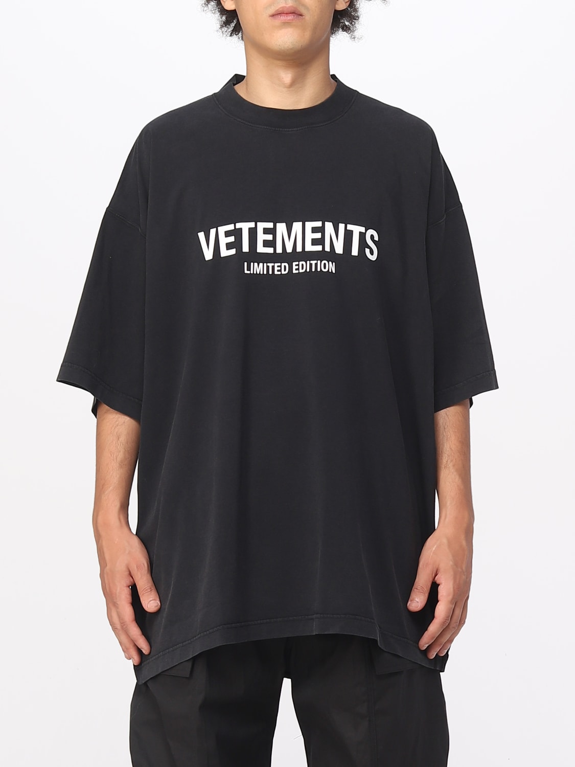 VETEMENTS: T-shirt men - Black  VETEMENTS t-shirt UE54TR170B1200