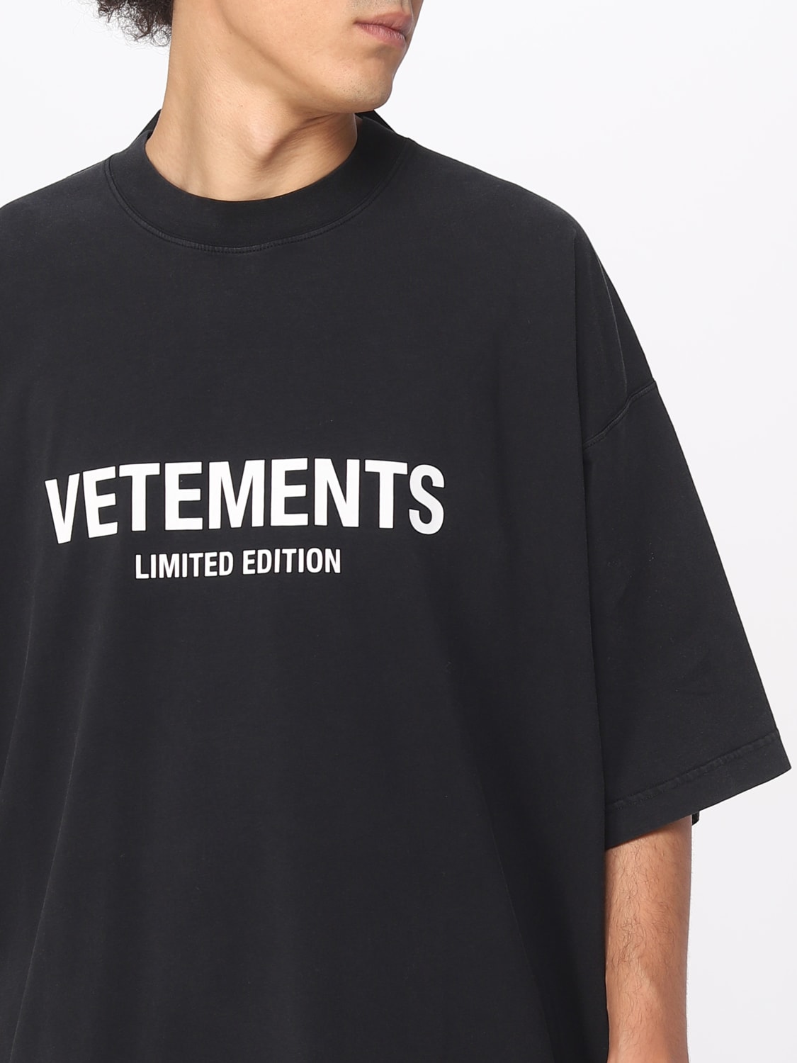 VETEMENTS: T-shirt men - Black  VETEMENTS t-shirt UE54TR100B1200