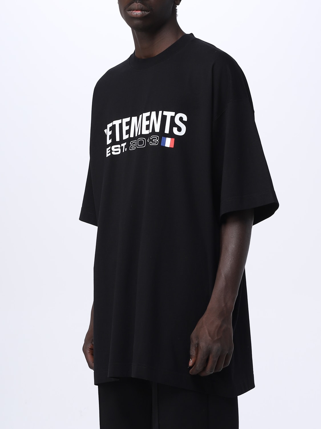 VETEMENTS: T-shirt men - Black  VETEMENTS t-shirt UE54TR100B1200