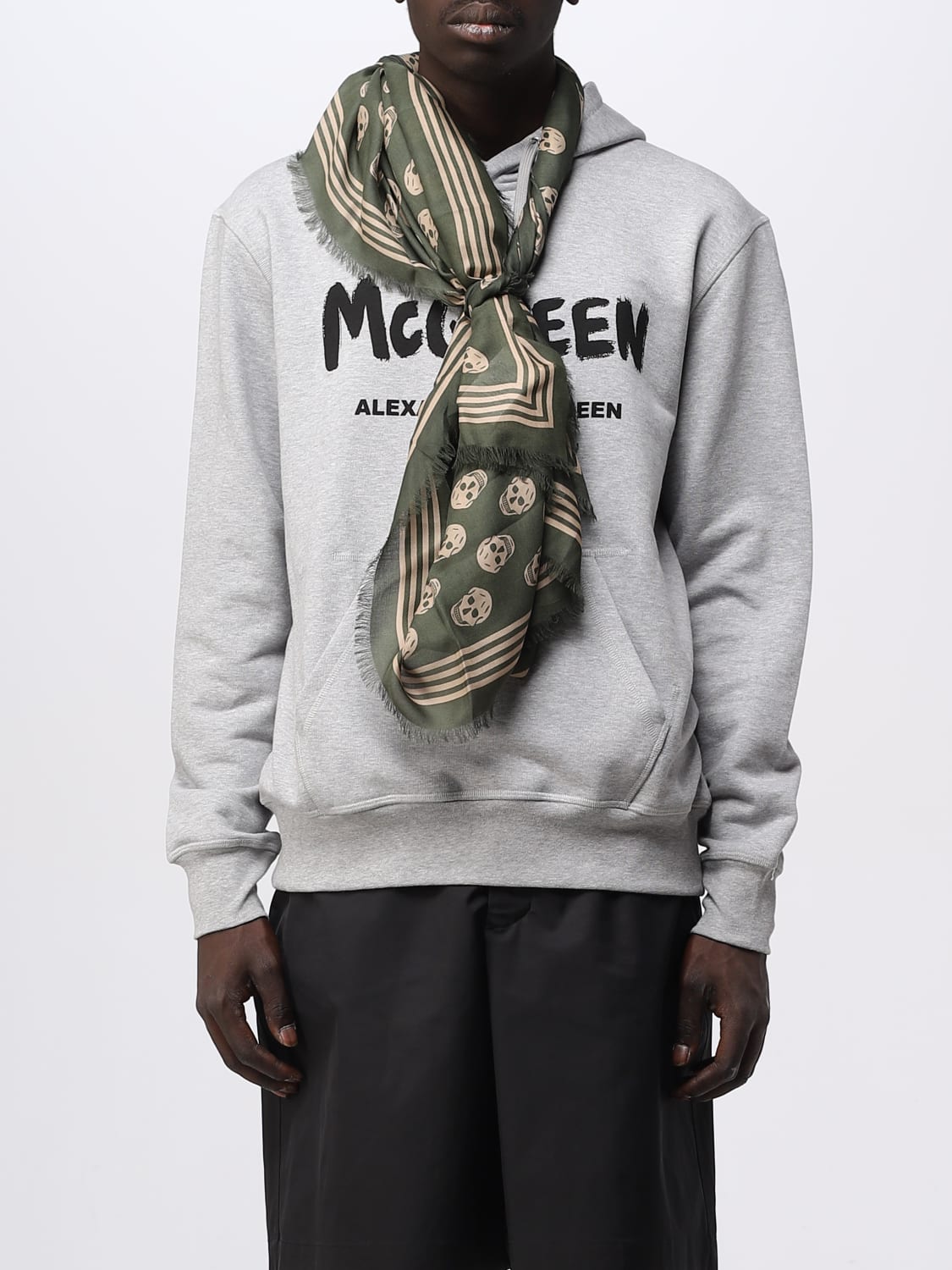 ALEXANDER MCQUEEN: scarf in fabric with Skull print - Kaki