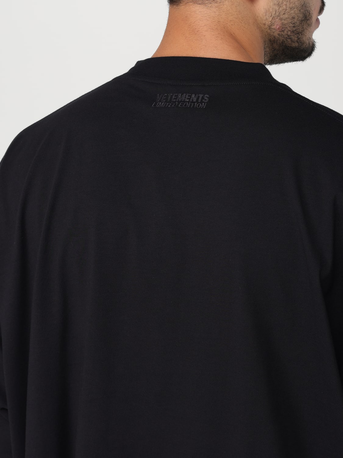 VETEMENTS: T-shirt men - Black  VETEMENTS t-shirt UE54TR100B1200