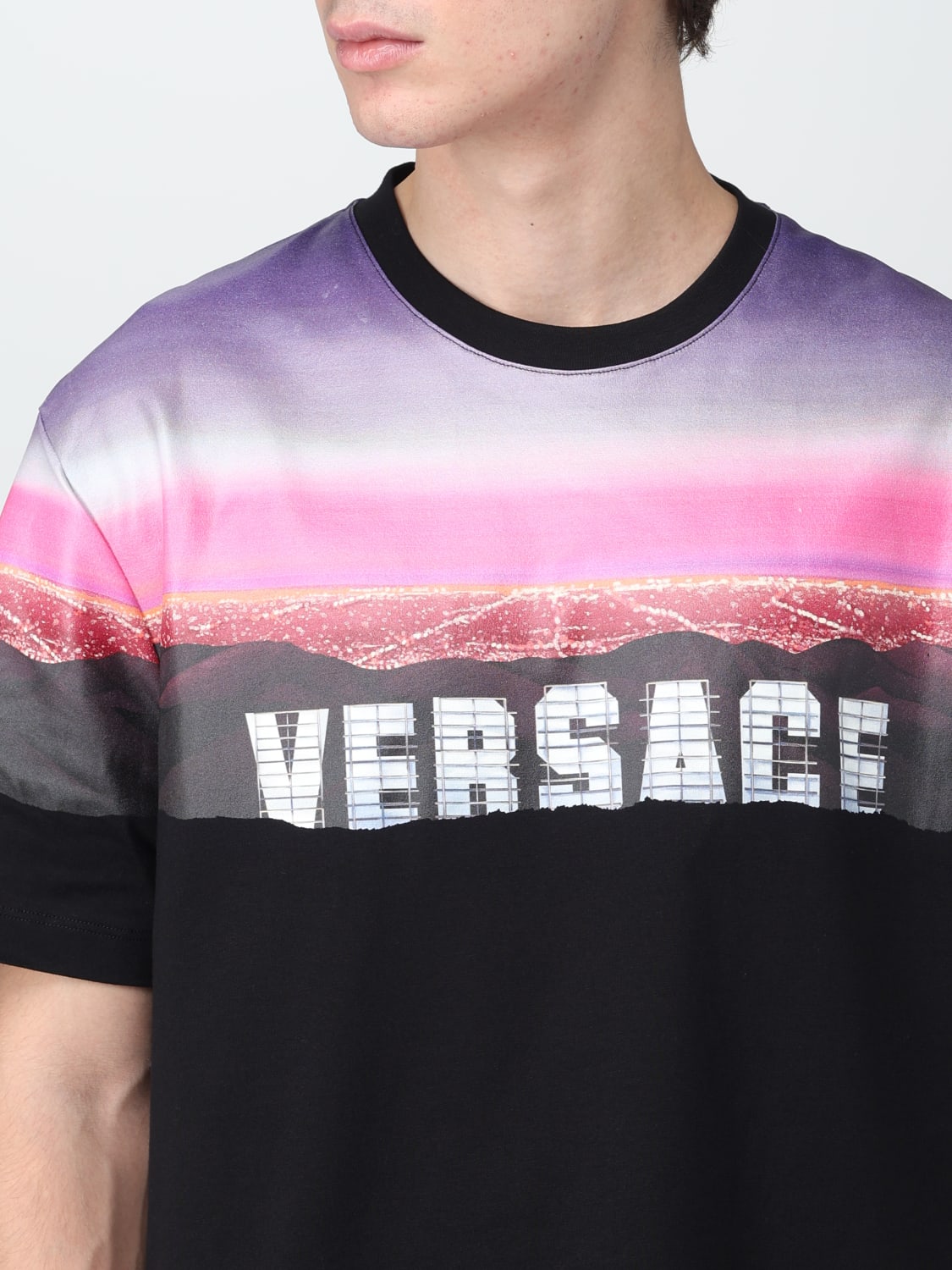 VERSACE：Tシャツ メンズ - レッド | GIGLIO.COMオンラインのVersace T