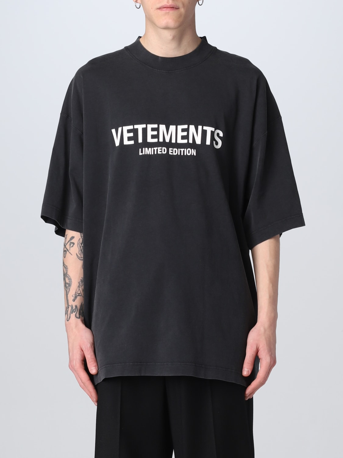 VETEMENTS メンズブラックSTAFF Tシャツ Y46fvecフリマ