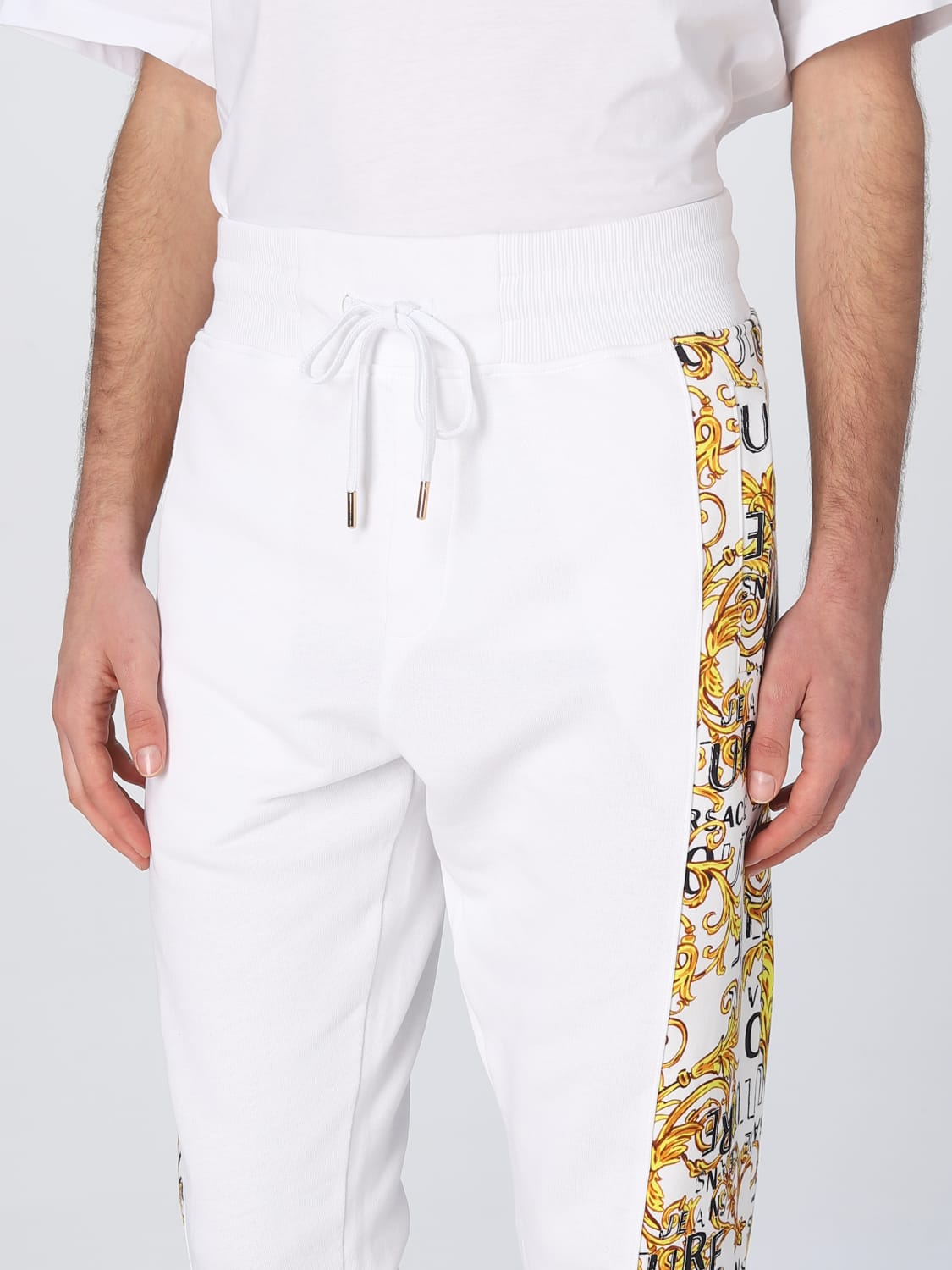 Desde allí mamífero Banco de iglesia VERSACE JEANS COUTURE: Pantalón para hombre, Blanco | PantalÓN Versace  Jeans Couture 74GAA3C0FS063 en línea en GIGLIO.COM