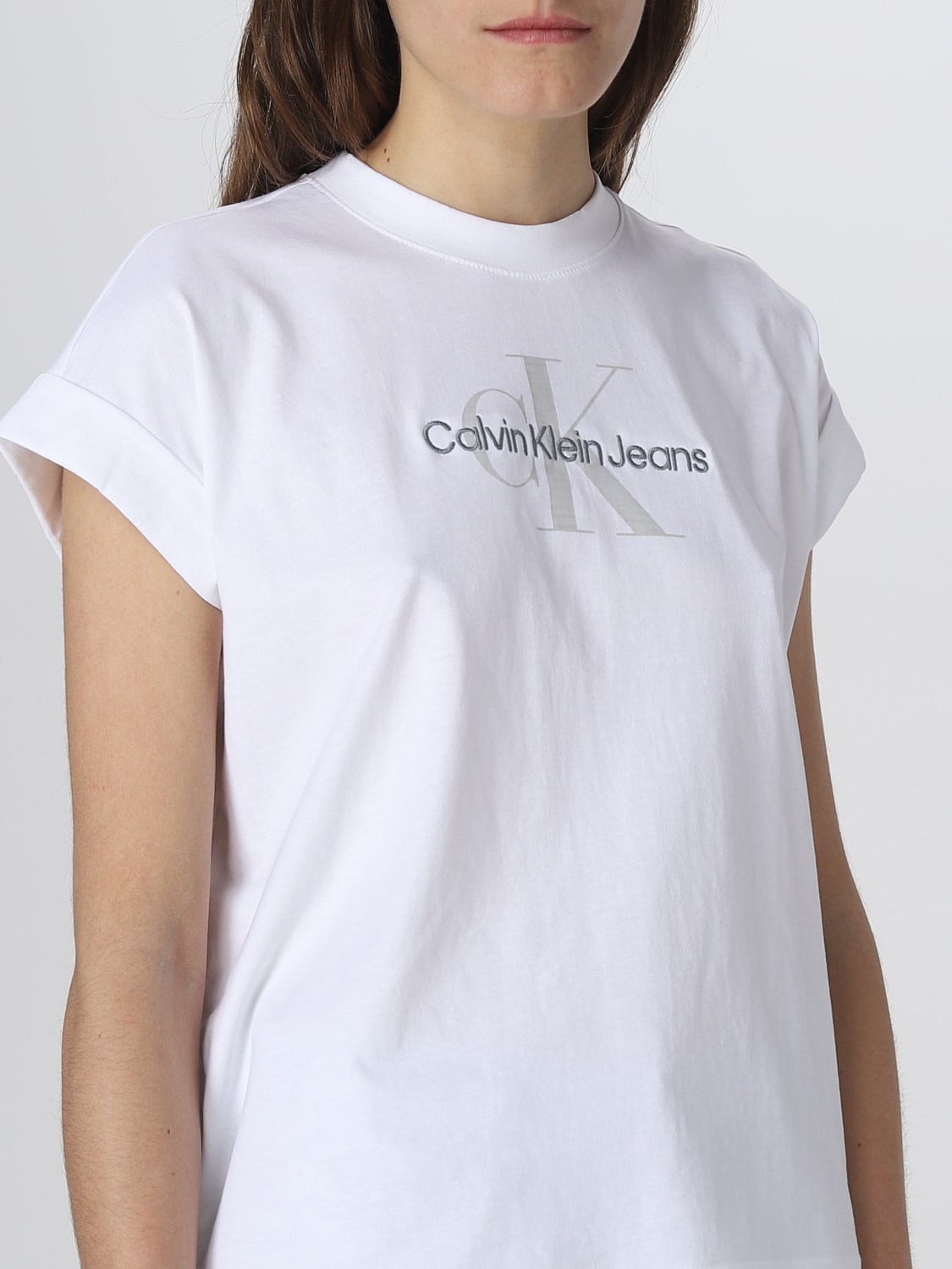 Platillo jueves Vaciar la basura CALVIN KLEIN JEANS: Camiseta para mujer, Blanco | Camiseta Calvin Klein  Jeans J20J220717 en línea en GIGLIO.COM