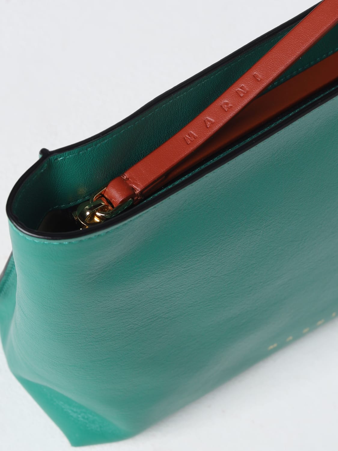 green leather small crossbody/wristlet handbag — MUSEUM OUTLETS