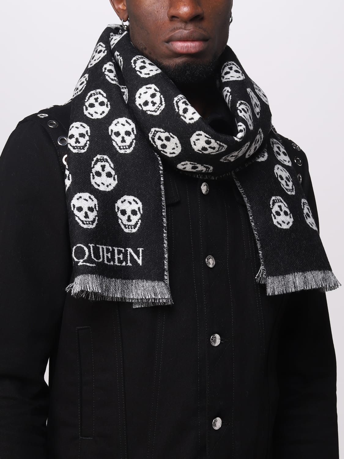 ALEXANDER MCQUEEN: Skull scarf in jacquard wool - Black