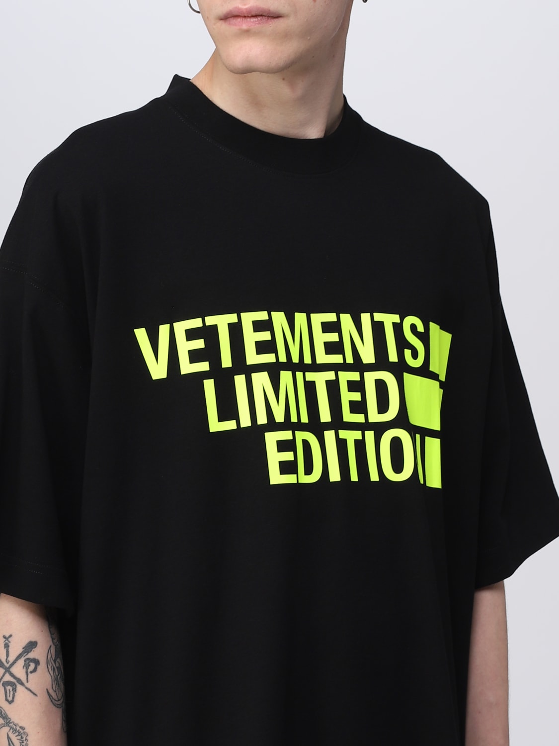 VETEMENTS: t-shirt for man - Black | Vetements t-shirt UE63TR161Y