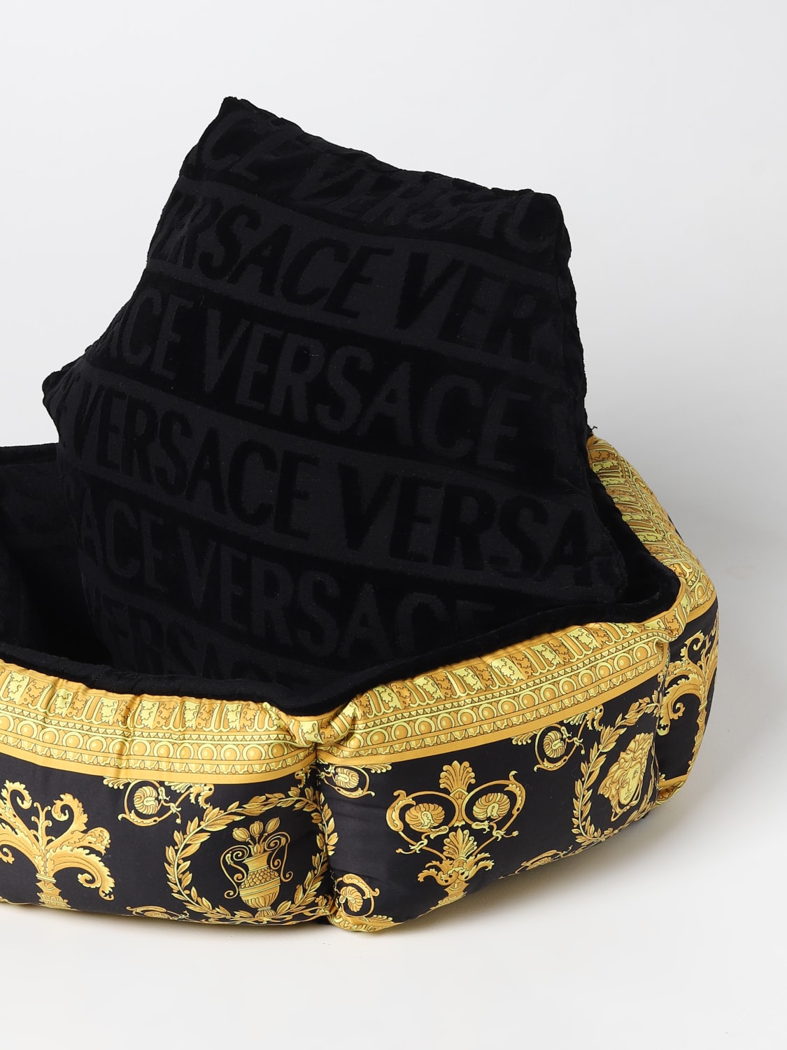 VERSACE: Baroque bed in nylon and cotton - Black | Versace pet accessories ZDOGCUD60ZCOSP052 online on GIGLIO.COM