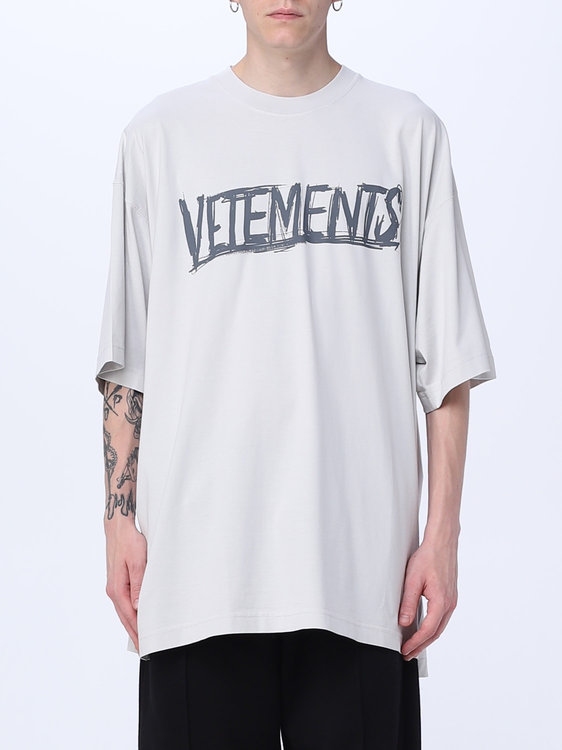 VETEMENTS：Tシャツ メンズ - グレー | GIGLIO.COMオンラインの