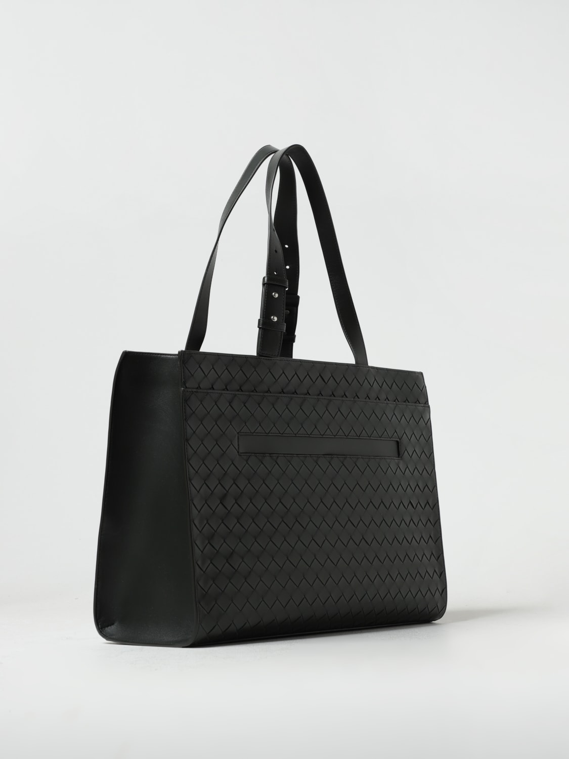 Bottega Veneta® Pouch in Nero. Shop online now.