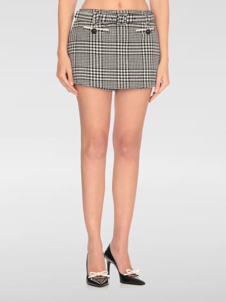 Short femme Self-portrait