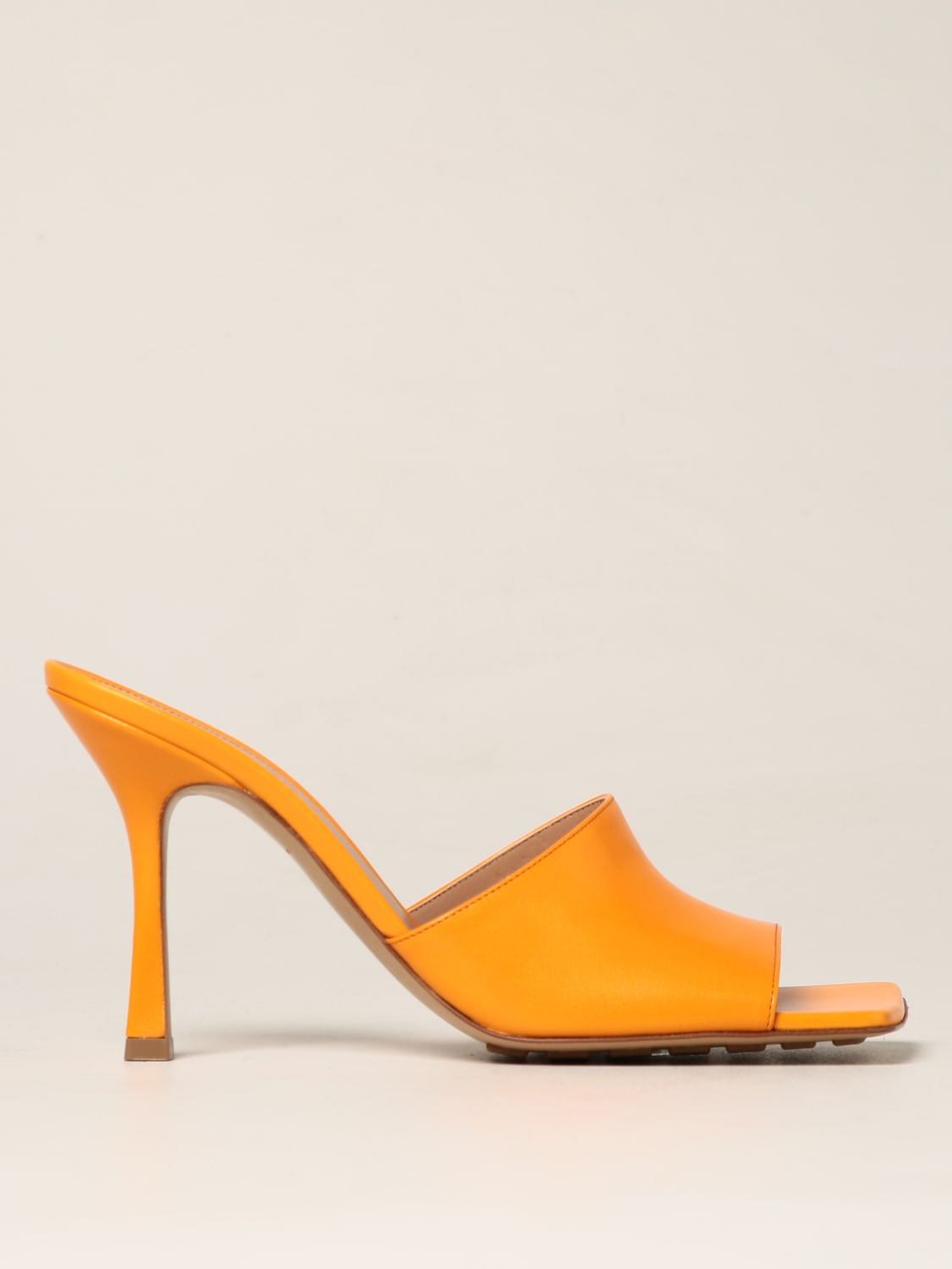 BOTTEGA VENETA HEELED SANDALS: Bottega Veneta Stretch Salon 03 leather mules, Tangerine - Img 1