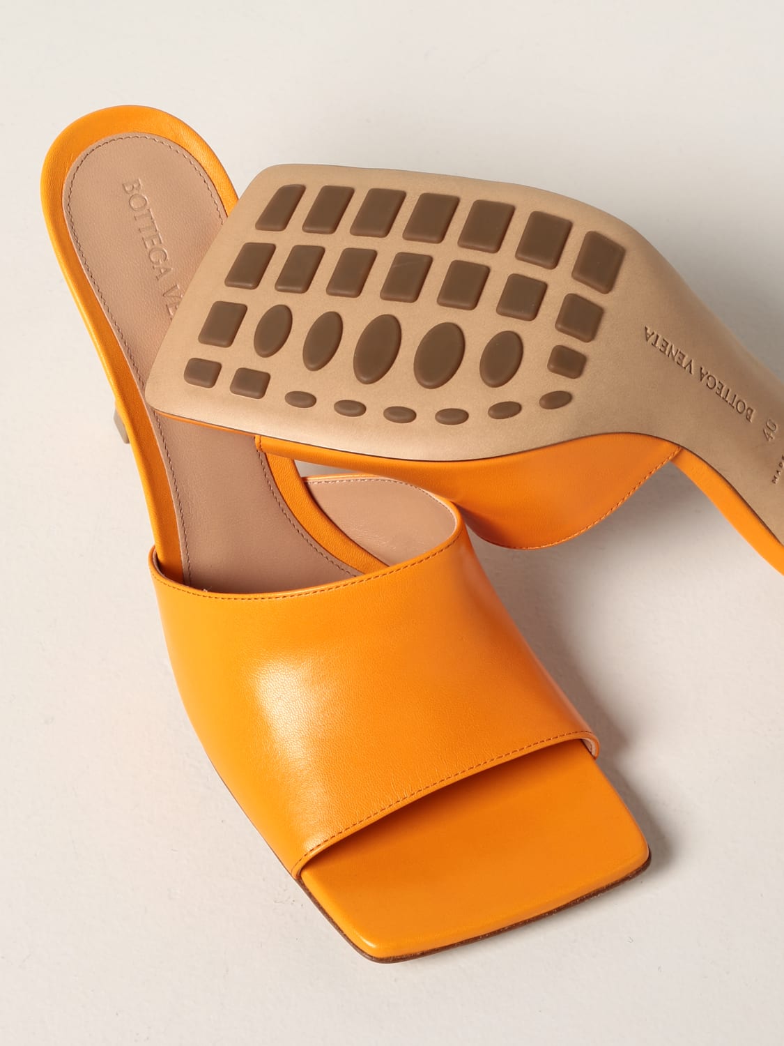 BOTTEGA VENETA HEELED SANDALS: Bottega Veneta Stretch Salon 03 leather mules, Tangerine - Img 4