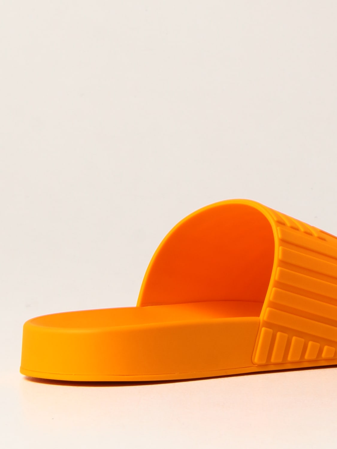 BOTTEGA VENETA SANDALEN: Bottega Veneta Slide-Sandale aus Gummi, Orange - Img 3