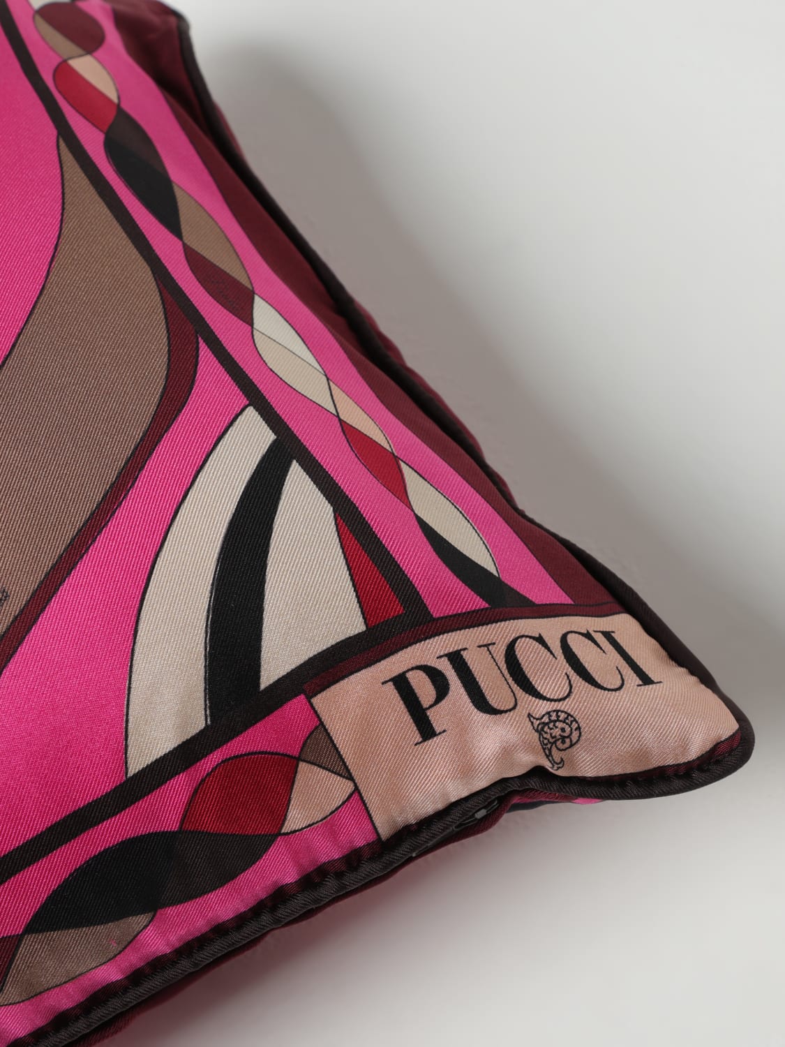 PUCCI: пОДУШКА Товары для дома - Розовый | Pucci Cushions 3EAF323E050 на  сайте GIGLIO.COM