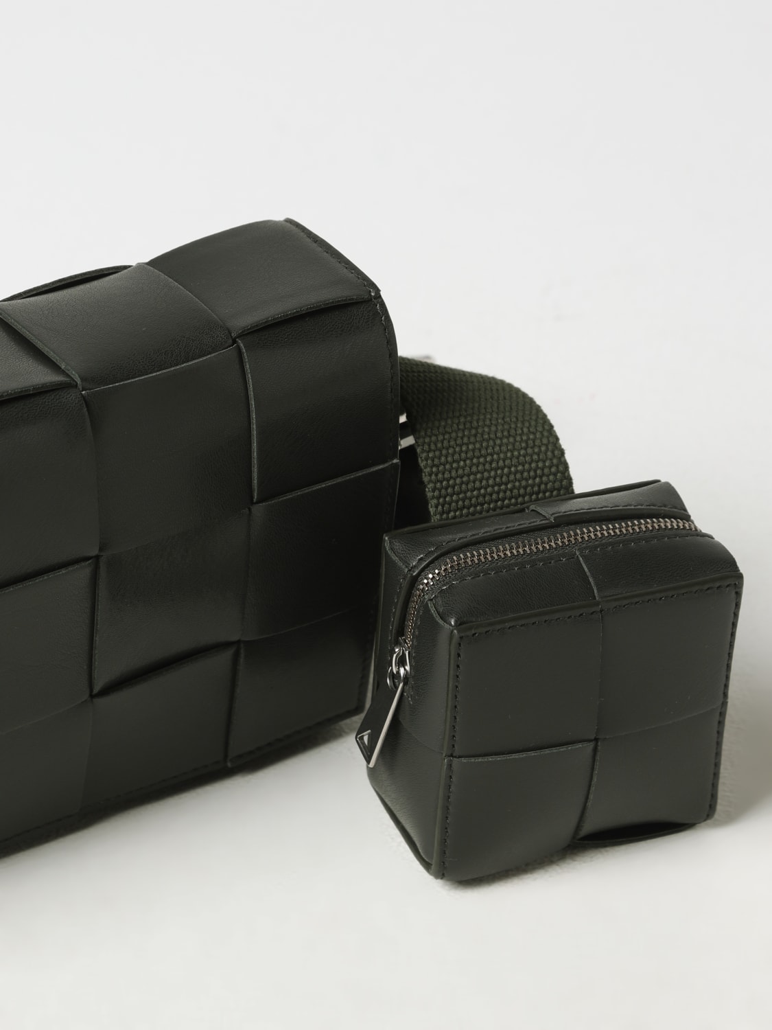 BOTTEGA VENETA: Cassette bag in woven leather - Green