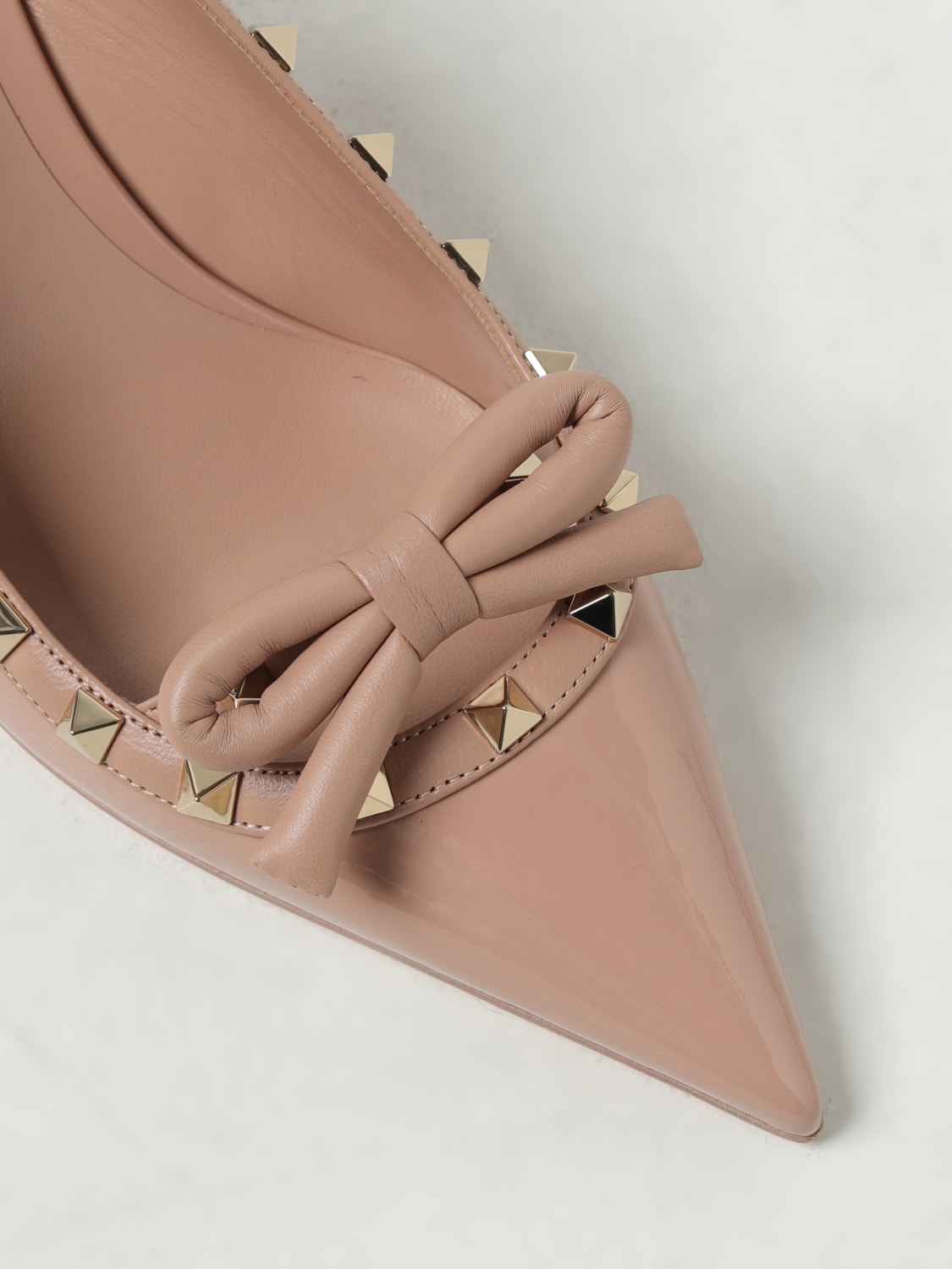 VALENTINO GARAVANI HIGH HEEL SHOES: Valentino Garavani Rockstud Slingback in patent leather with studs, Blush Pink - Img 4