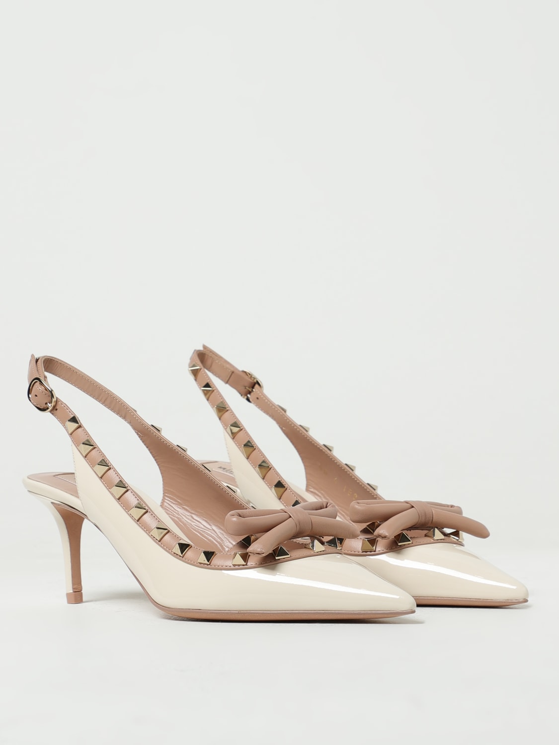 VALENTINO GARAVANI SCARPE CON TACCO: Slingback Rockstud Valentino Garavani in vernice con borchie, Panna - Img 2