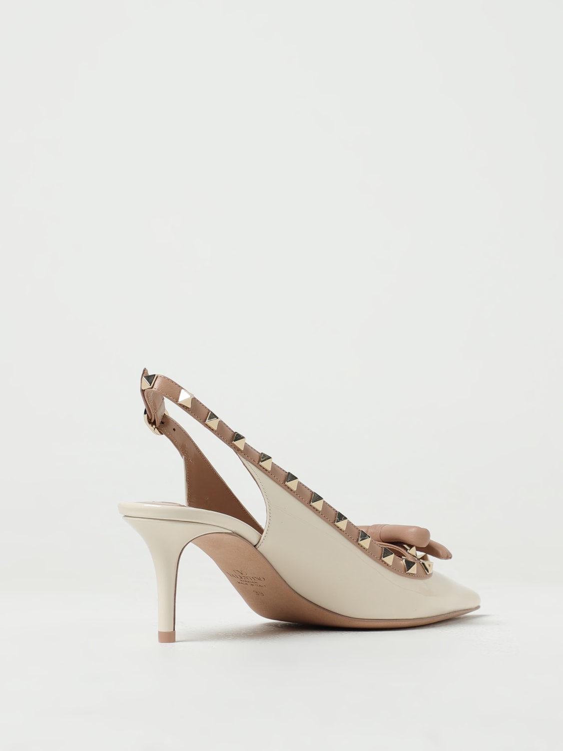 VALENTINO GARAVANI SCARPE CON TACCO: Slingback Rockstud Valentino Garavani in vernice con borchie, Panna - Img 3