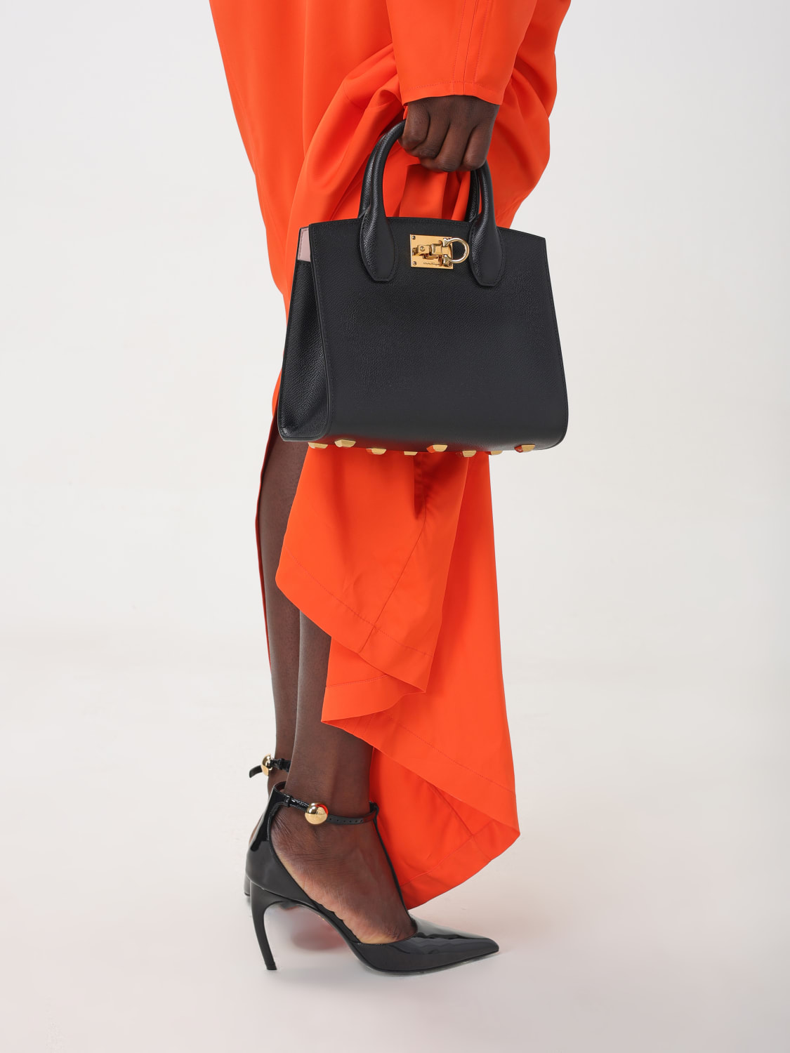 ハンドバッグ FERRAGAMO Woman Handbag Black 211424 750036 001 FERRAGAMO サルヴァトーレ フェラガモ Salvatore Ferragamo
