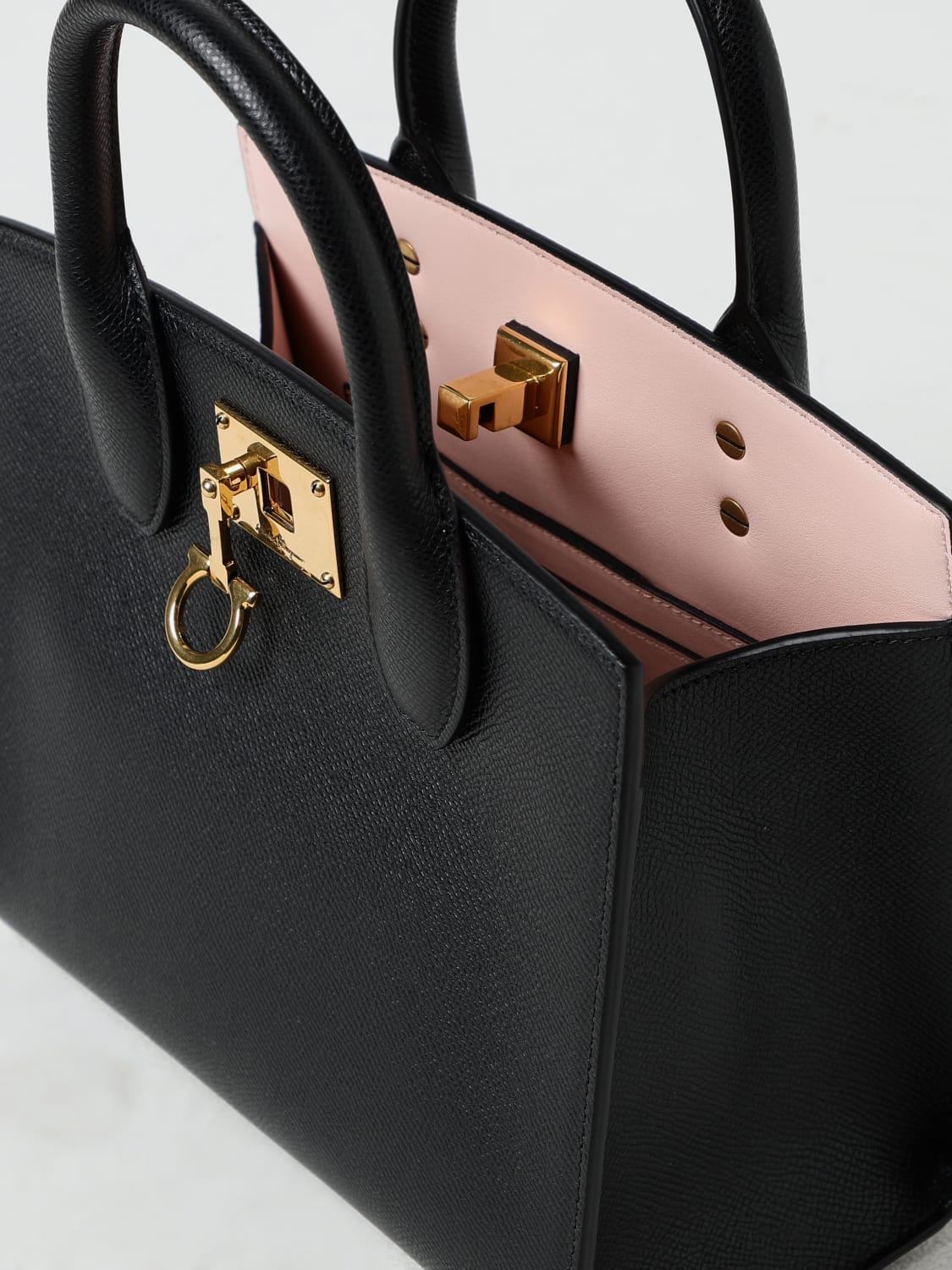 Salvatore Ferragamo｜CROSSBAGS (211424 750036) FERRAGAMO: Shoulder bag woman - Black | Ferragamo mini bag