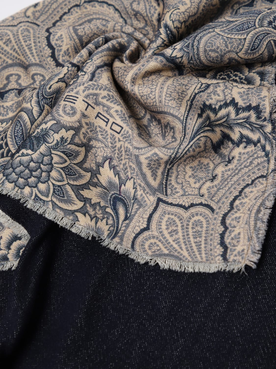 ETRO HOME BEDCOVERS AND BLANKETS: Bedcovers and blankets lifestyle Etro Home, Gnawed Blue - Img 2