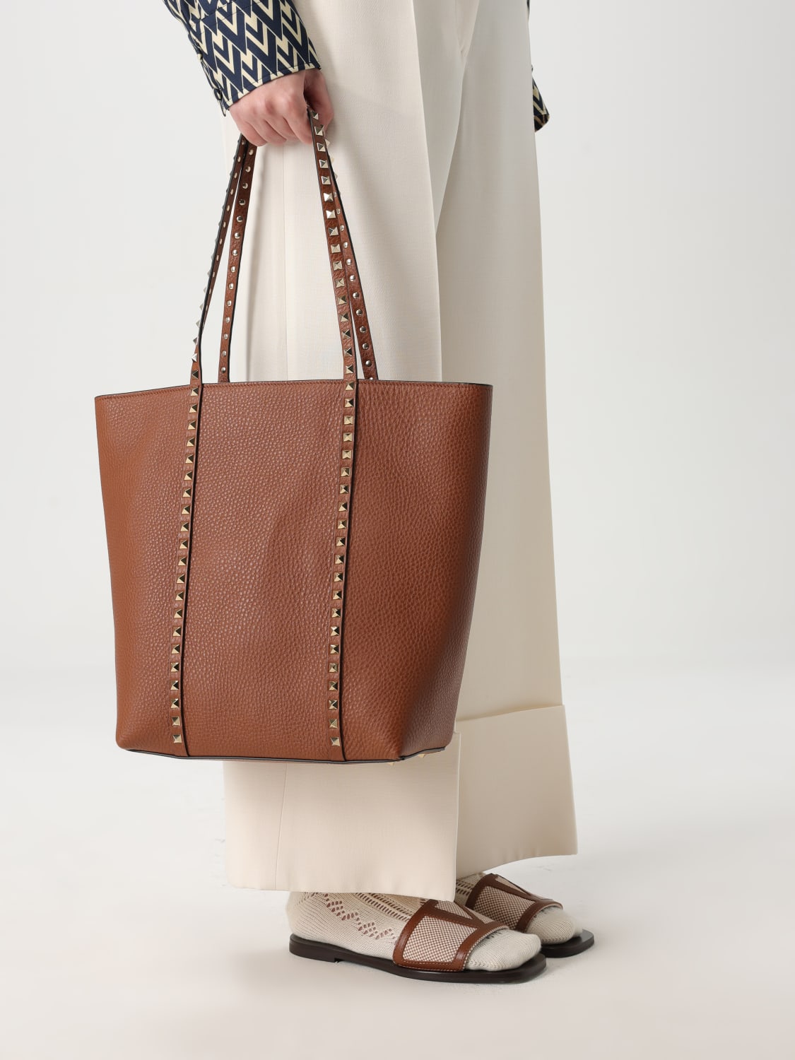 VALENTINO GARAVANI BORSA A SPALLA: Borsa Rockstud Valentino Garavani in pelle a grana , Cuoio - Img 2