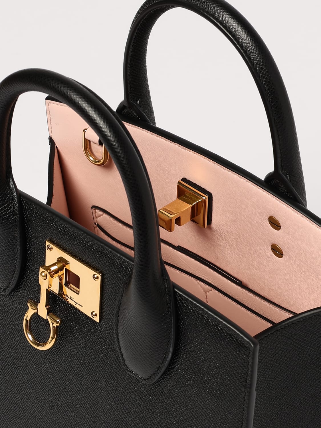 ハンドバッグ FERRAGAMO Woman Handbag Black 211424 750036 001 FERRAGAMO サルヴァトーレ フェラガモ Salvatore Ferragamo