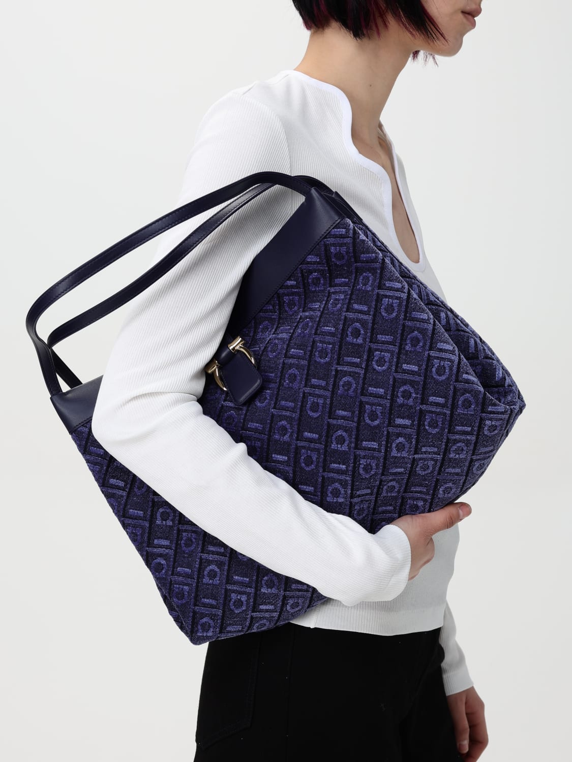 ショルダーバッグ・ポシェット FERRAGAMO Woman Shoulder bag Blue 219794 779063 010 FERRAGAMO: Shoulder bag woman - Blue | Ferragamo shoulder