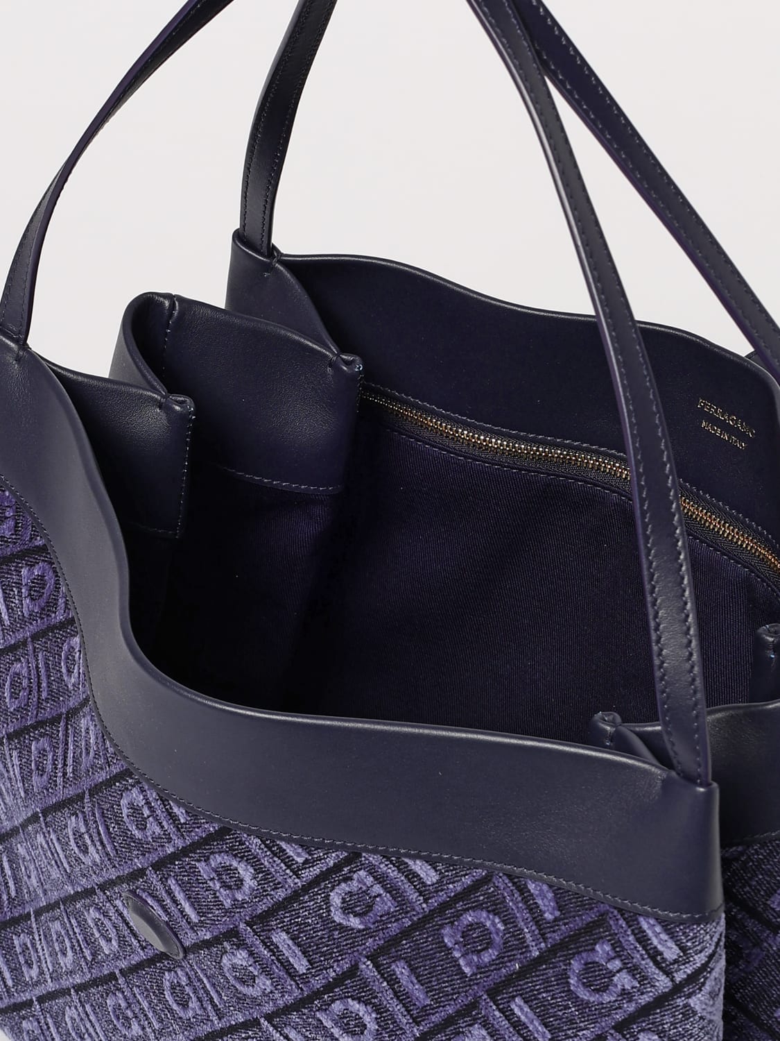 ショルダーバッグ・ポシェット FERRAGAMO Woman Shoulder bag Navy 219844 779125 004 FERRAGAMO: Shoulder bag woman - Navy | Ferragamo shoulder