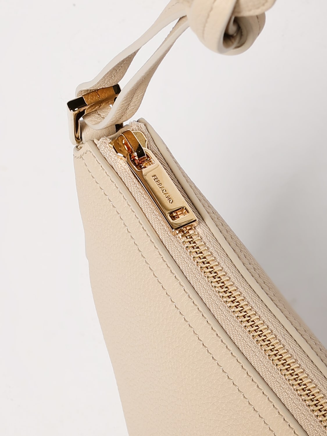 ショルダーバッグ・ポシェット FERRAGAMO Woman Shoulder bag Beige 219873 781655 005 FERRAGAMO: Shoulder bag woman - Beige | Ferragamo shoulder