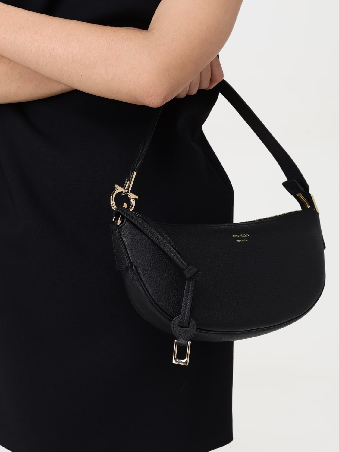 ショルダーバッグ・ポシェット FERRAGAMO Woman Shoulder bag Black 219873 782182 009 FERRAGAMO: Shoulder bag woman - Black | Ferragamo shoulder