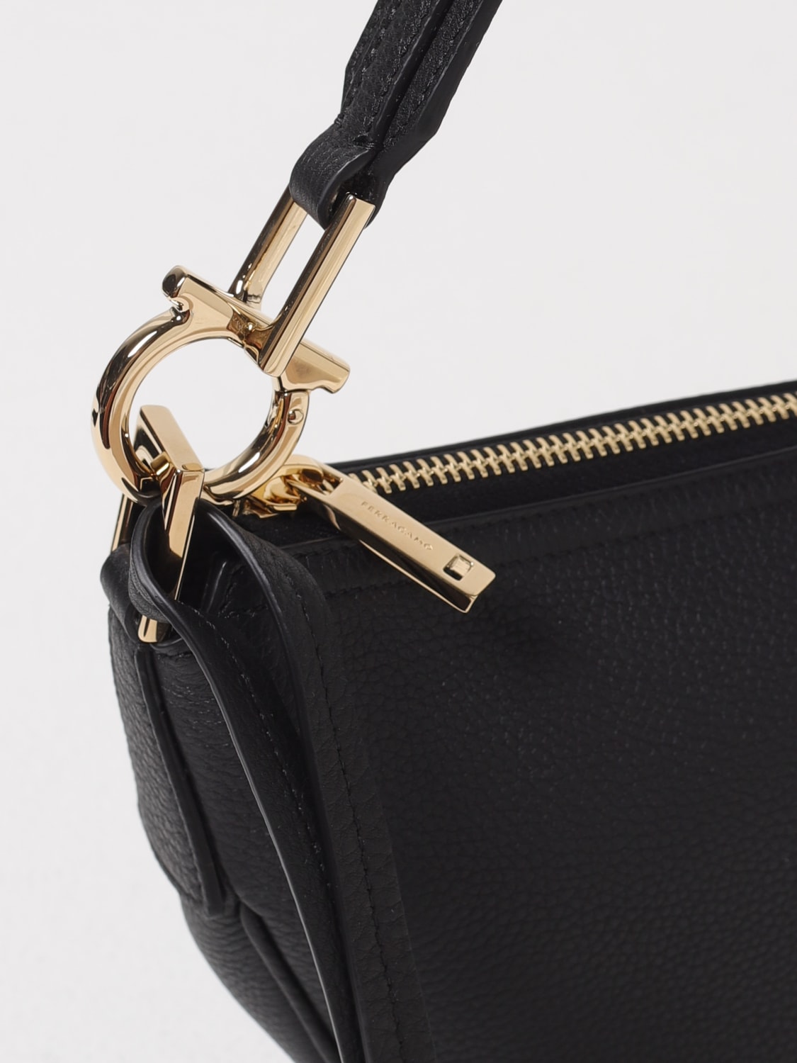 ショルダーバッグ・ポシェット FERRAGAMO Woman Shoulder bag Black 219873 782182 009 FERRAGAMO: Shoulder bag woman - Black | Ferragamo shoulder