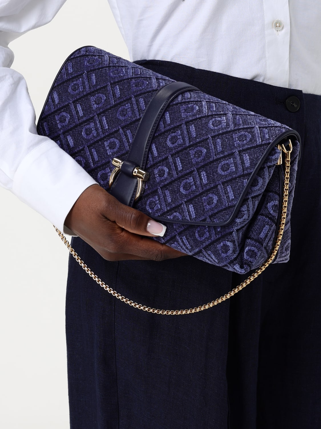 ショルダーバッグ・ポシェット FERRAGAMO Woman Shoulder bag Navy 219844 779125 004 FERRAGAMO: Shoulder bag woman - Navy | Ferragamo shoulder