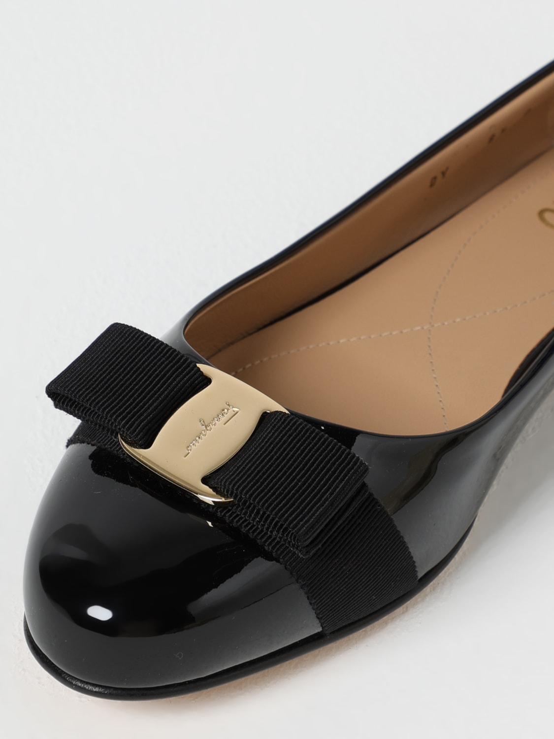 FERRAGAMO：シューズ レディース - ブラック | GIGLIO.COM