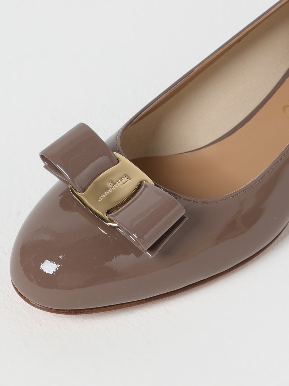 Salvatore Ferragamo｜PUMPS(HEELS) (01B221 740693) Vara pump - Women | Ferragamo