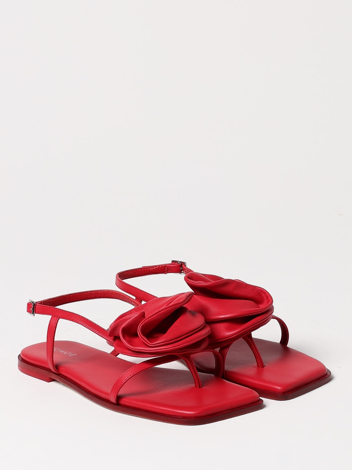 シューズ・サンダルその他 VIC MATIE Woman Flat sandals Cream 1G3760DG42G200 112 VIC MATIÉ: Sandalo Vic Matiè in pelle con fiore - Nero