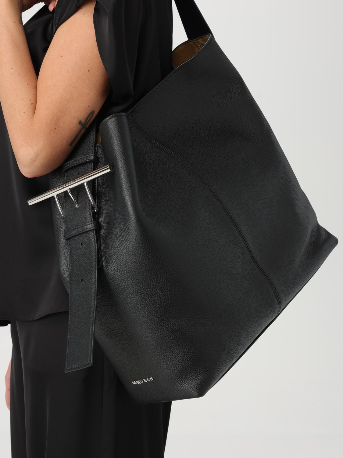 MCQUEEN BORSA A SPALLA: Borsa T-Bar Sling McQueen in pelle a grana , Nero - Img 2