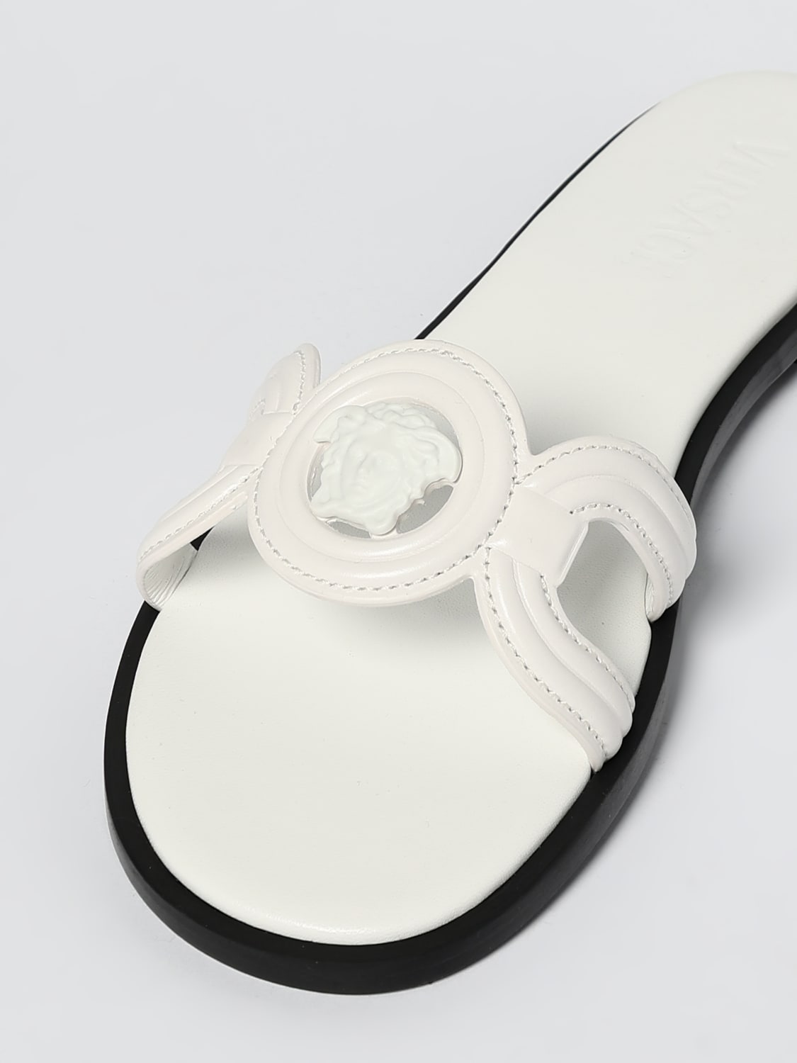サンダル・ミュール VERSACE Women Sandals 1018364DVT2P1W560 WHITE VERSACE: Shoes woman - White | Versace flat sandals