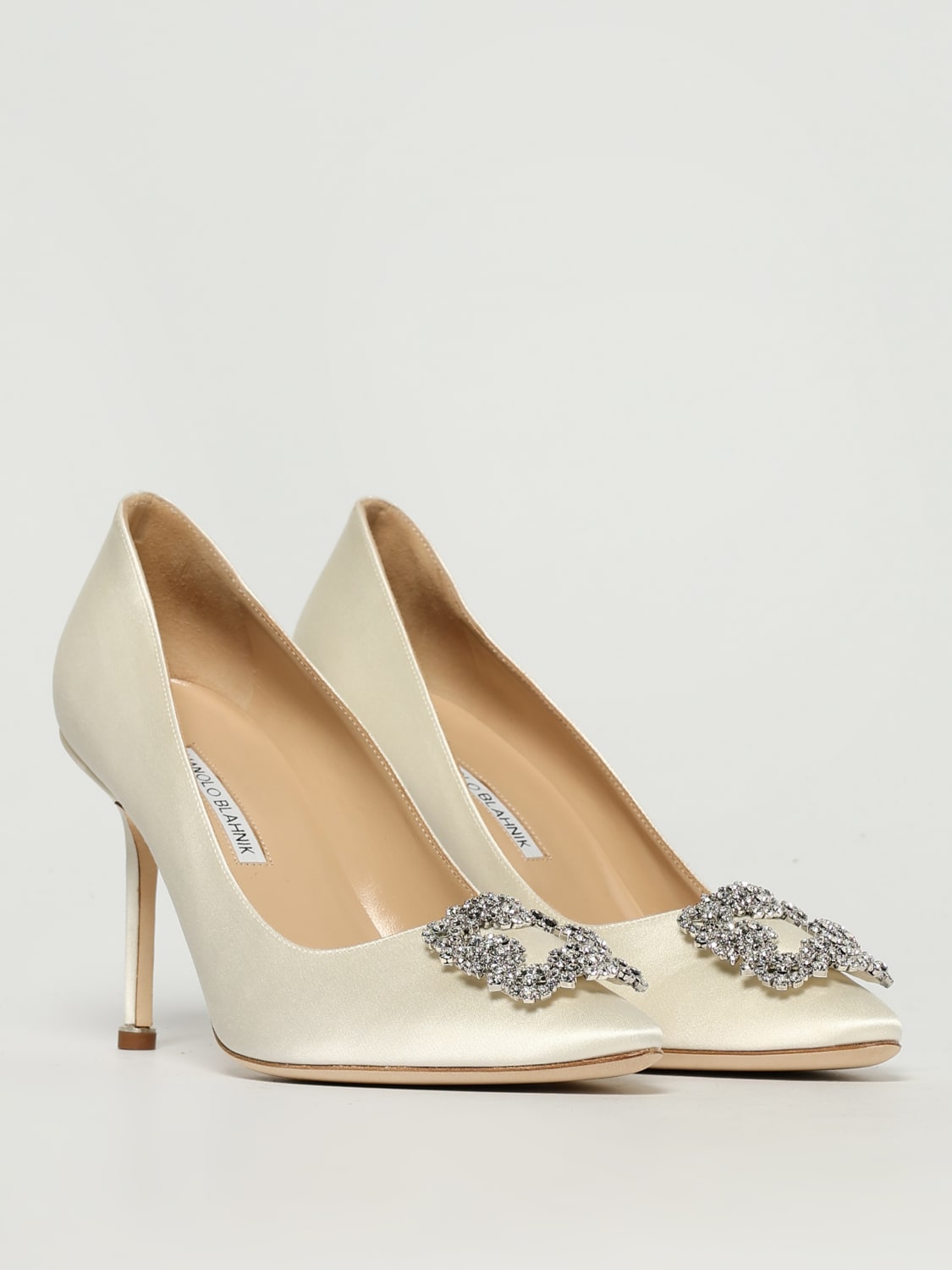 MANOLO BLAHNIK DÉCOLLETÉ: Décolleté Hangisi Manolo Blahnik in raso con fibbia gioiello , Crema - Img 2