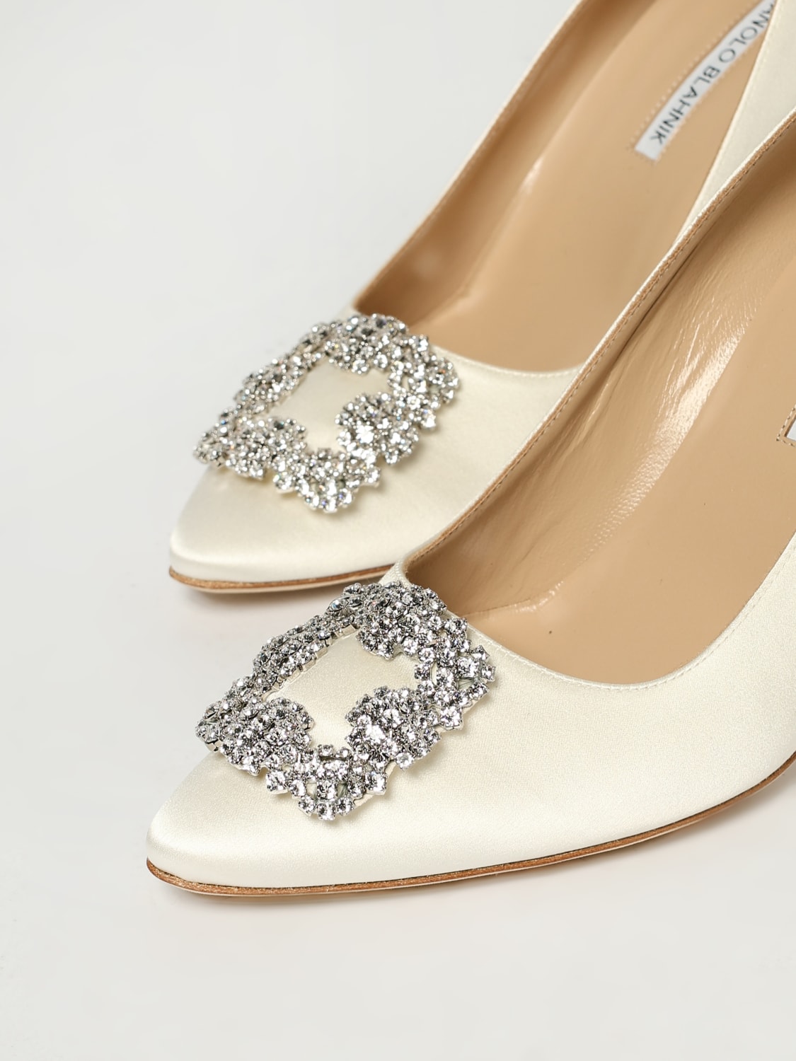 MANOLO BLAHNIK DÉCOLLETÉ: Décolleté Hangisi Manolo Blahnik in raso con fibbia gioiello , Crema - Img 4