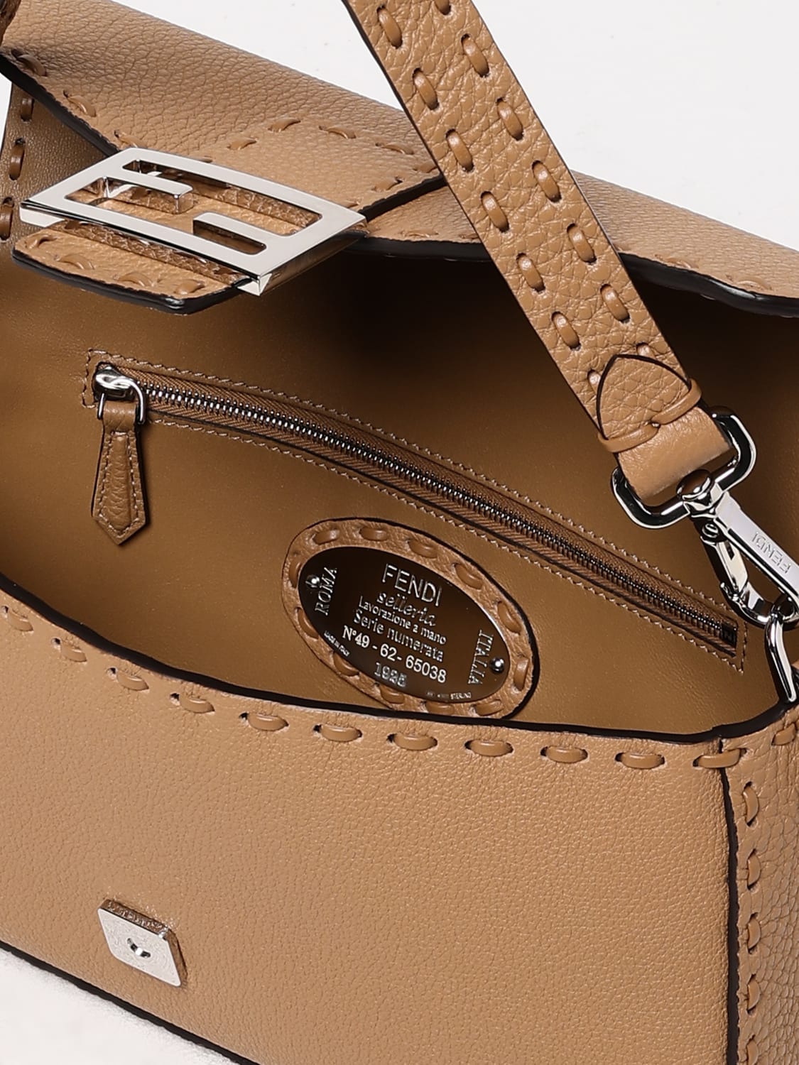 バッグ・カバンその他 FENDI 8BR600 AT0S Fendi Olive Green Leather Baguette Crossbody Bag - 8BR600