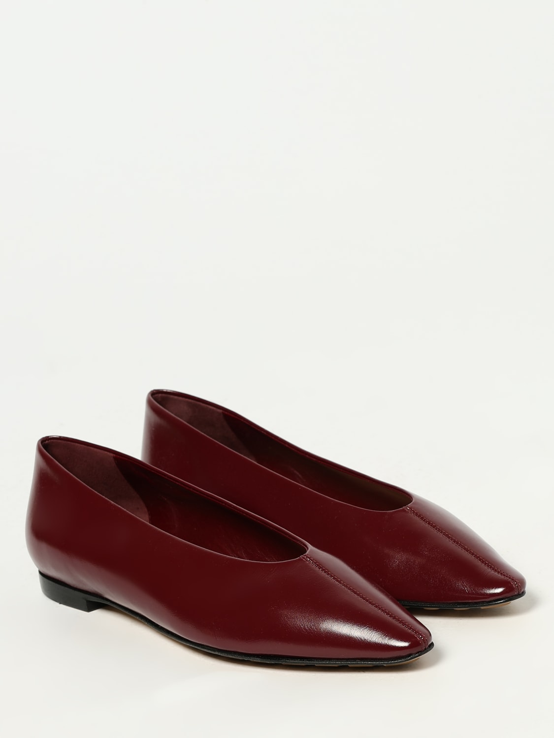 フラットシューズ BOTTEGA VENETA Woman Ballet flats Burgundy 827545 V3H90 2240 Bottega Veneta® Women's Sofia Ballerina in Barolo. Shop