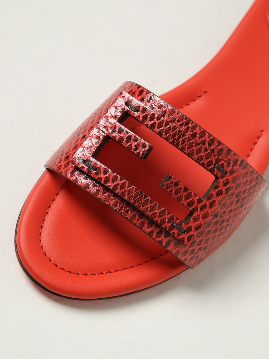サンダル・ミュール FENDI SLIPPER (8R8136AU30 F1SZA) FENDI: Shoes woman - Red | Fendi flat sandals 8R8136 AU30